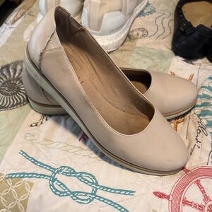 SOUL Naturalizer Women's Beige Slip-On Flats